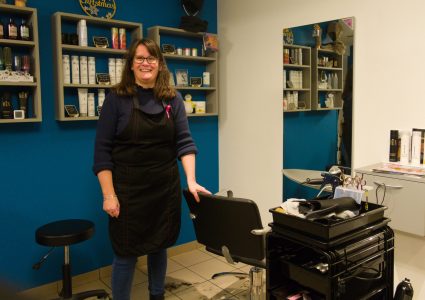 Anne de l'Épi Rebelle dans son salon de coiffure